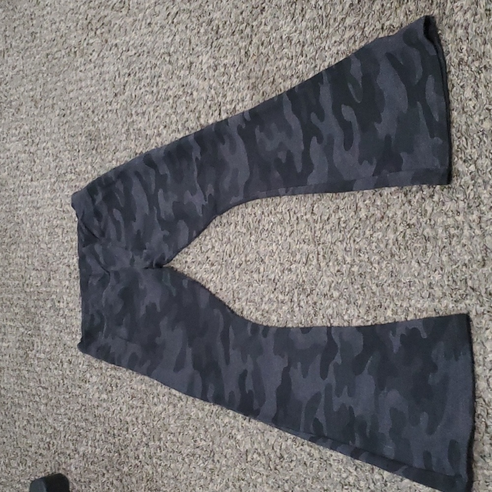 Sundry Camo Bell Bottom Leggings size 0